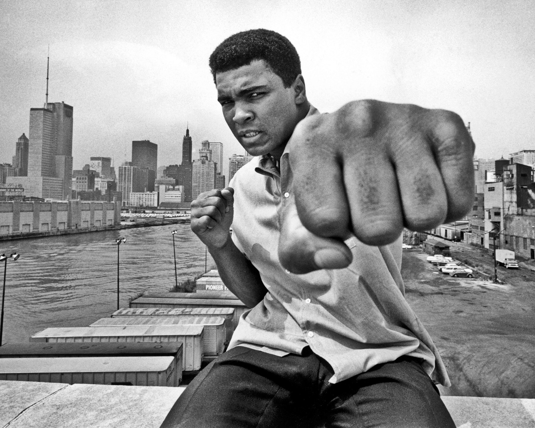 La biografia definitiva di Ali, “The Greatest”. Una storia di combattimenti devastanti e di sfruttamento che indignano