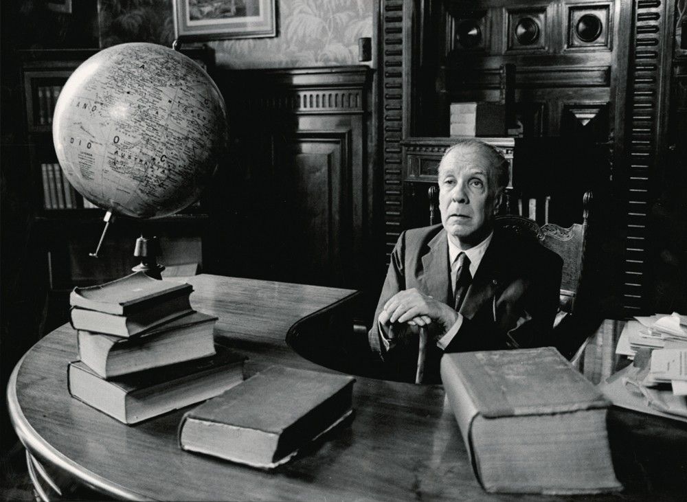 Il poeta che ama stare appartato e che piacerebbe tanto a Borges: “Un’idea di bene”, i versi nuovi di Antonio Trucillo