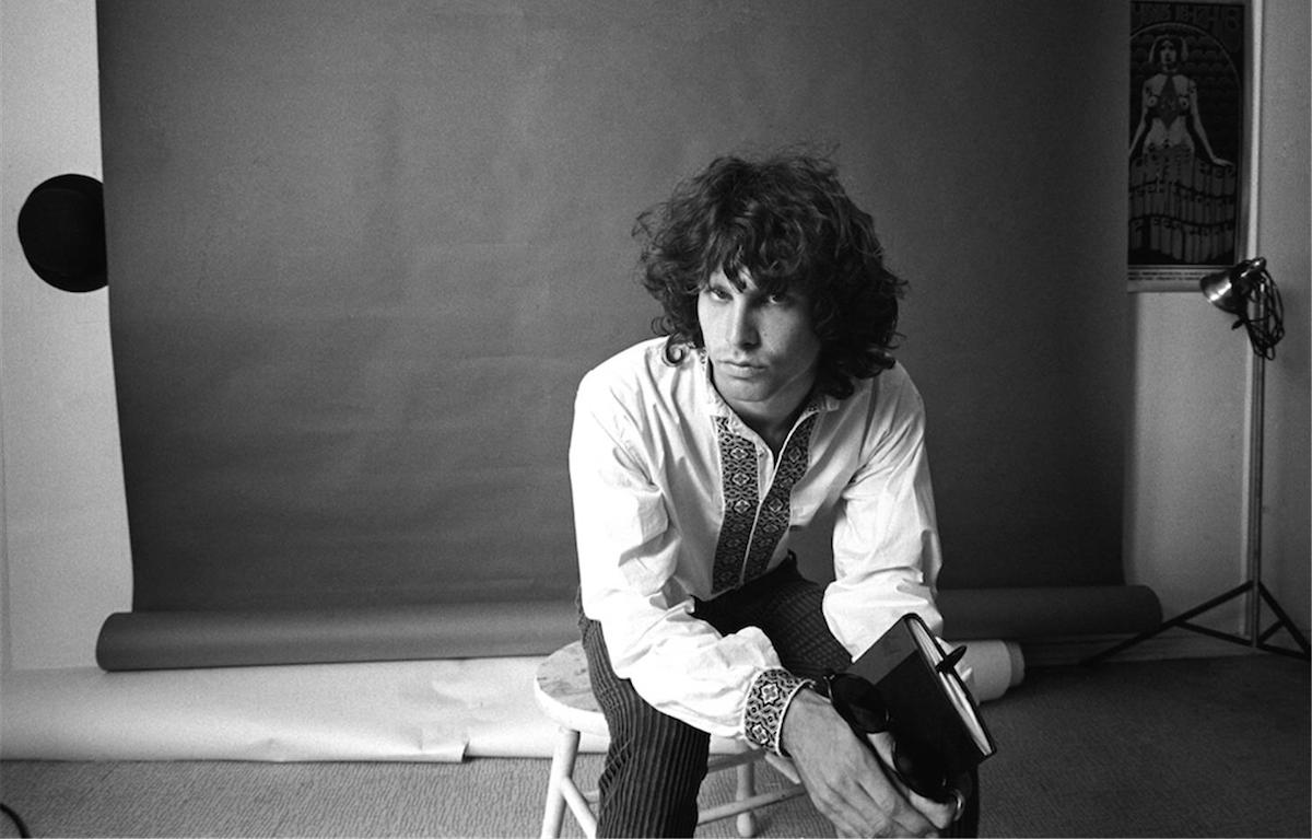 Anche Houellebecq venera il Re Lucertola. Il “nuovo” album dei The Doors: Jim Morrison fa il santone e la nostalgia rende sempre