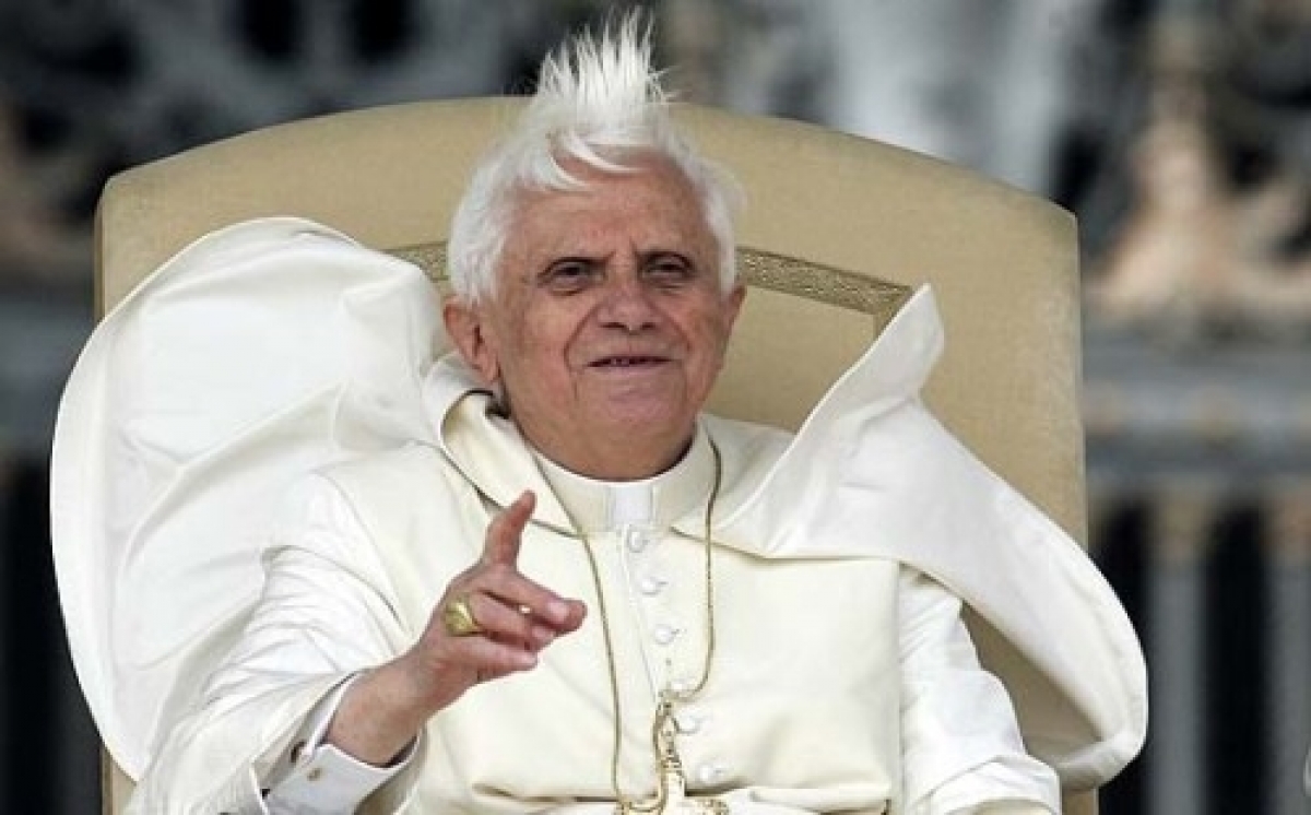Benedetta casualità: per i 5 anni di pontificato di papa Francesco arriva la pia letterina di Ratzinger. Una domanda aleggia tra le catacombe vaticane: chi è il ghost writer, lo Spirito Santo?