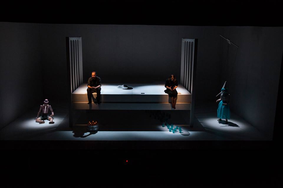 Gli uomini si stanno trasformando in pezzi di legno senza cuore: “Regina Madre” al Napoli Teatro Festival. Tra Pinocchio e Beckett