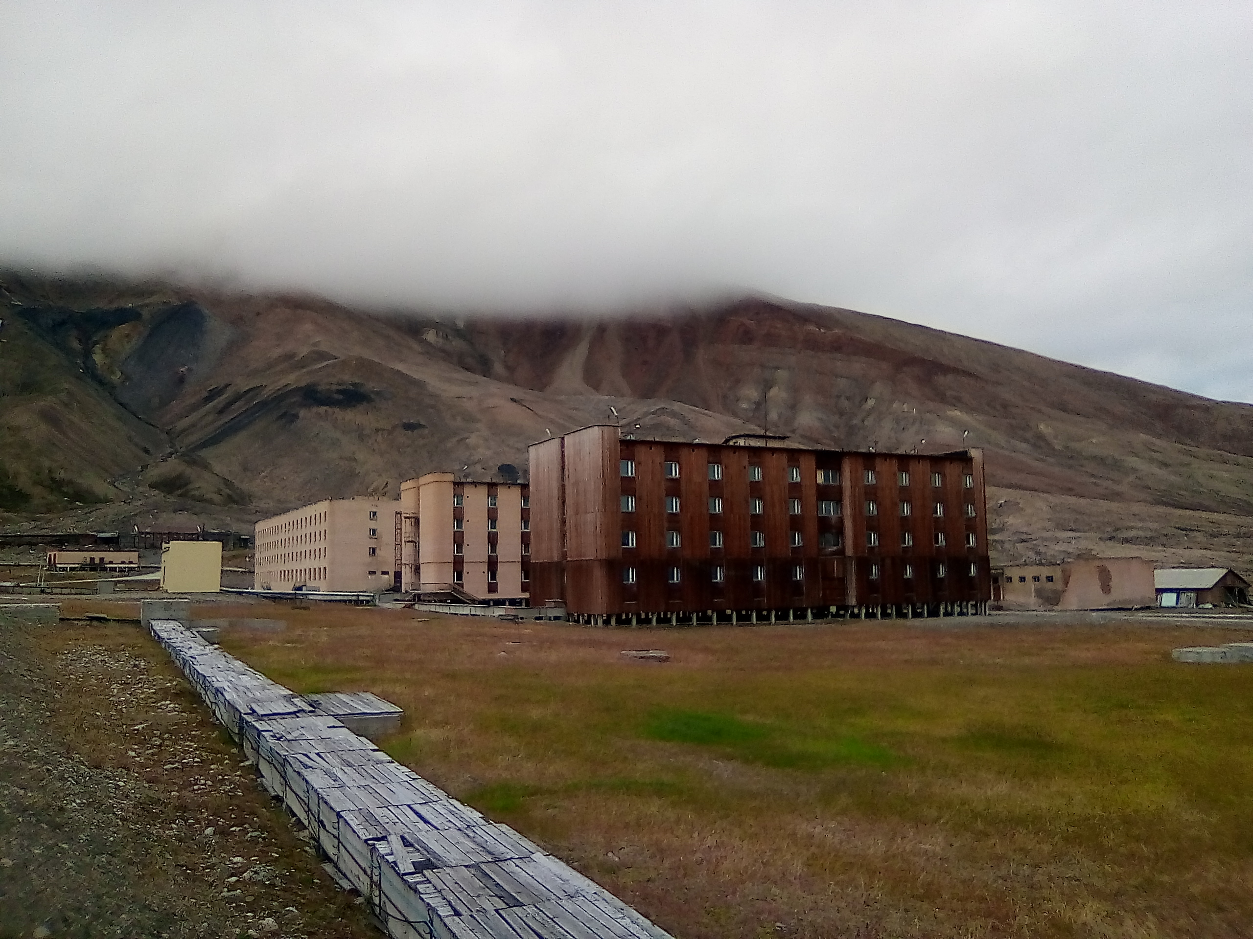 Tour nella città fantasma di Pyramiden, vent’anni dopo l’abbandono. Alle Svalbard, dove Lenin si erge tra gli orsi e tutto è a prova di Armageddon