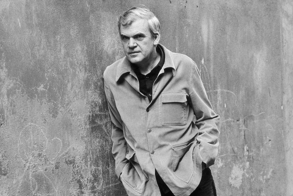 40 anni dopo il primo ministro ceco si sveglia: voglio ridare la cittadinanza a Milan Kundera. Lo scrittore, però, non vuole alcun risarcimento, vive nell’espatrio e nella sfida continua