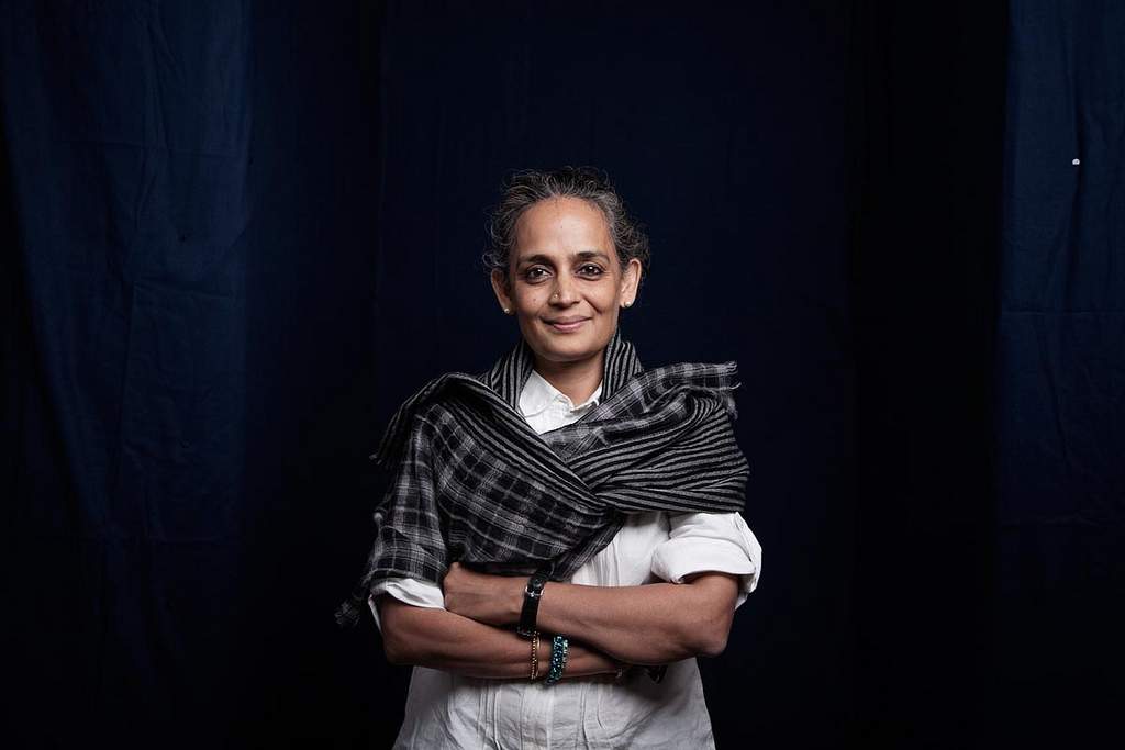 “Di fronte allo Stato siamo tutti colpevoli, tranne gli sfacciati leccapiedi”: una lettera di Arundhati Roy