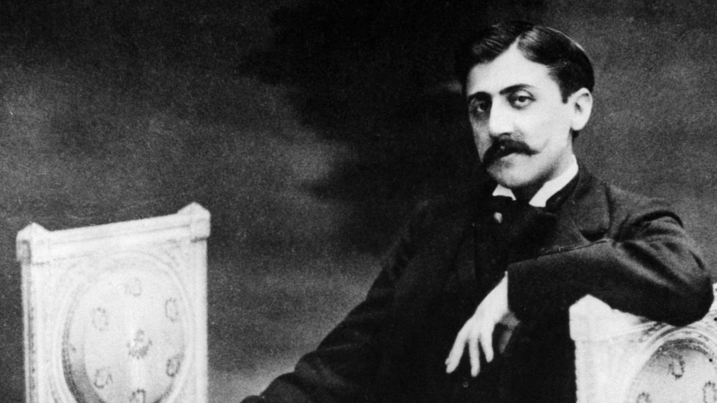 Marcel Proust tra le spire dei manoscritti, ovvero: i grandi libri sono l’epos di ciò che sfugge. Una eccellente scrittrice mi scrive: “il mondo editoriale mi intimidisce, il bisogno di piacere è un veleno, voglio riuscire a scrivere per me”