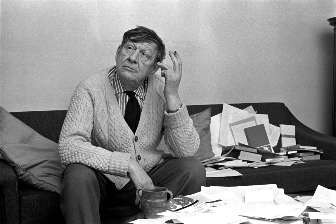 W.H. Auden s’inventa l’Eden: clima britannico, lingua italiana, cibo francese, nuoto e molti labirinti (intanto in UK stroncano il romanzo europeista)