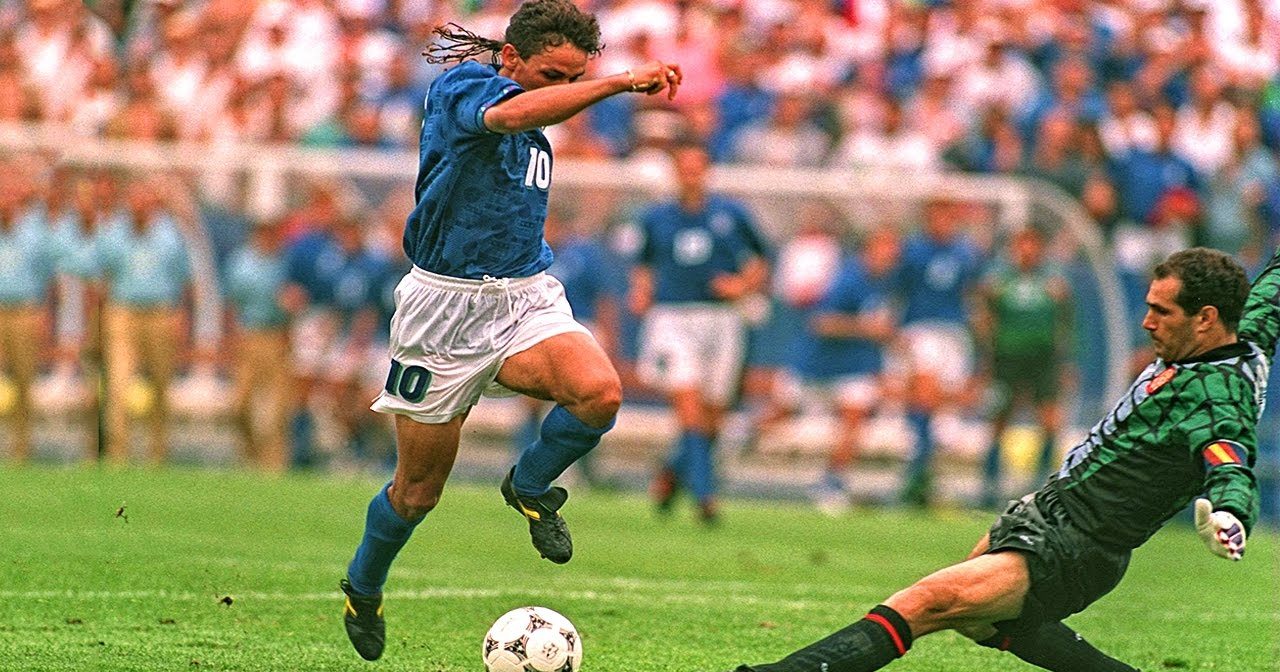 Fuori luogo, fuori schema, silenzioso, antipatico: tanti auguri a Roberto Baggio, il Piccolo Buddha del calcio italiano che ci ha fatto credere che gli arcangeli giocano a pallone
