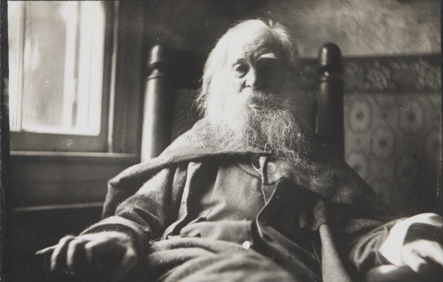 Al funerale di Walt Whitman (che quest’anno fa 200 anni) c’erano politici, vecchi soldati, pescatori d’ostriche e amanti (di entrambi i sessi), si fece baldoria, rissa e poesia. Il mirabile racconto di Apollinaire