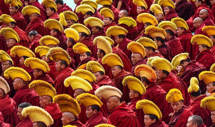 “Questo non è un paese per deboli. L’uomo per cercare il divino è disposto a tutto”: viaggio tra Nepal e Tibet, il luna park cinese della spiritualità
