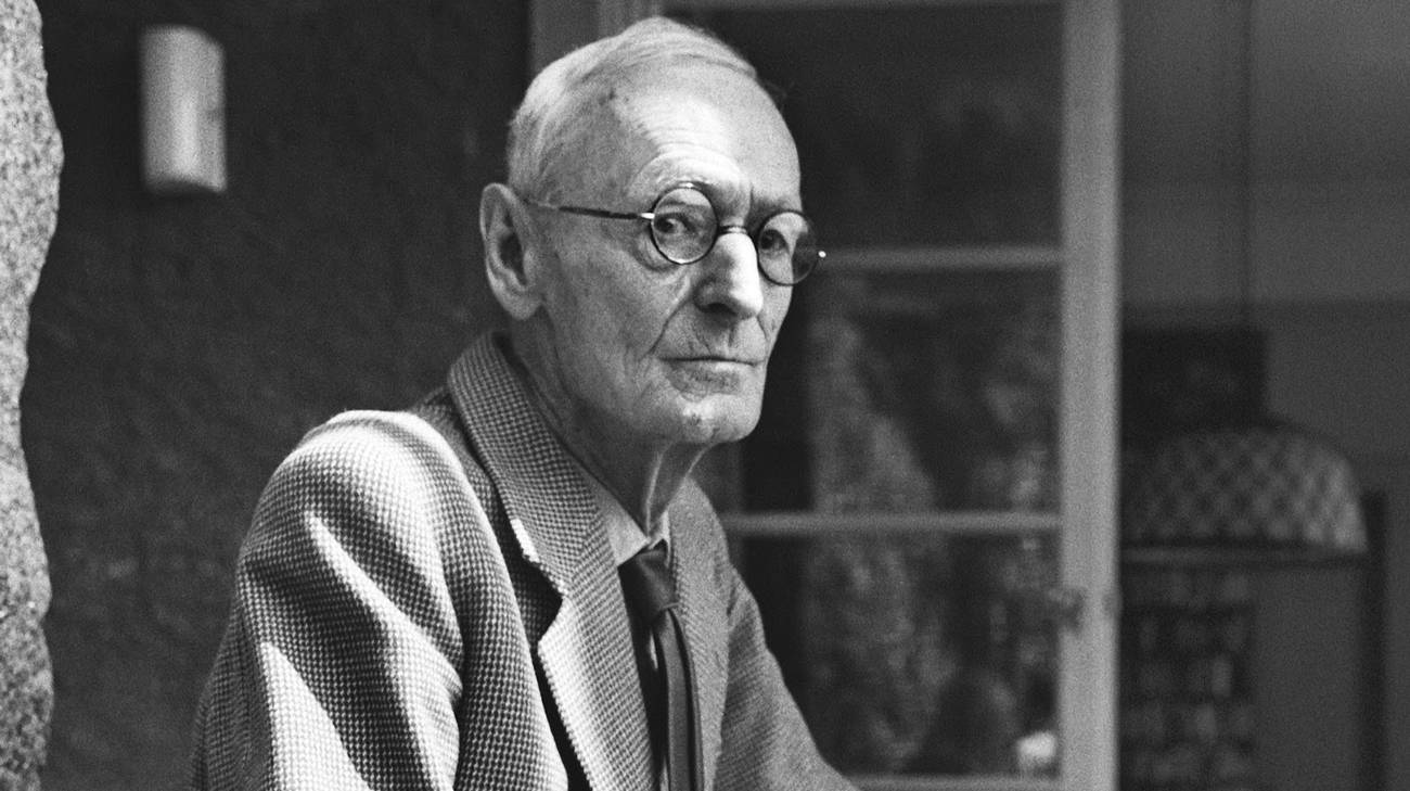 “Il Suo dovere è diventare un uomo, una personalità e un carattere, nient’altro”: le lettere di Hermann Hesse ai lettori