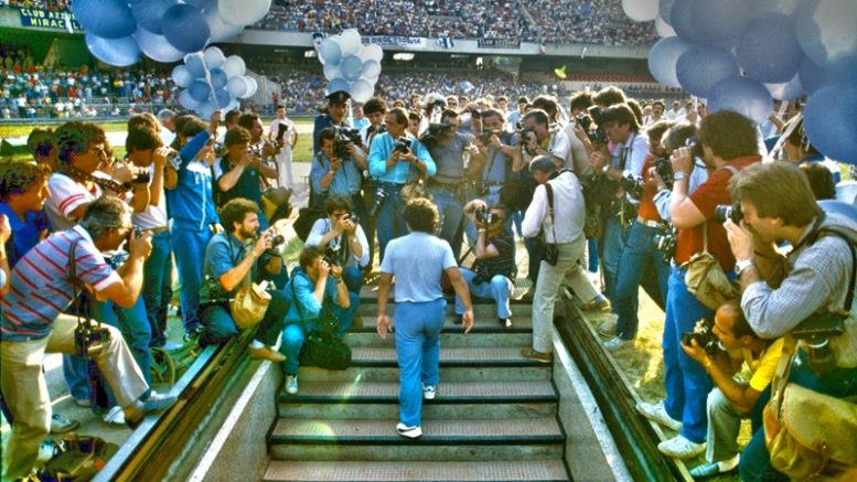 Ha vissuto nell’imperdonabile. 35 anni fa Diego Armando Maradona palleggia al San Paolo diventando il dio di una nuova religione. In un documentario, il ‘Pibe de Oro’ come icona dei dissipati anni Ottanta, gli intrecci tra sport e politica, il calcio come cannibalismo