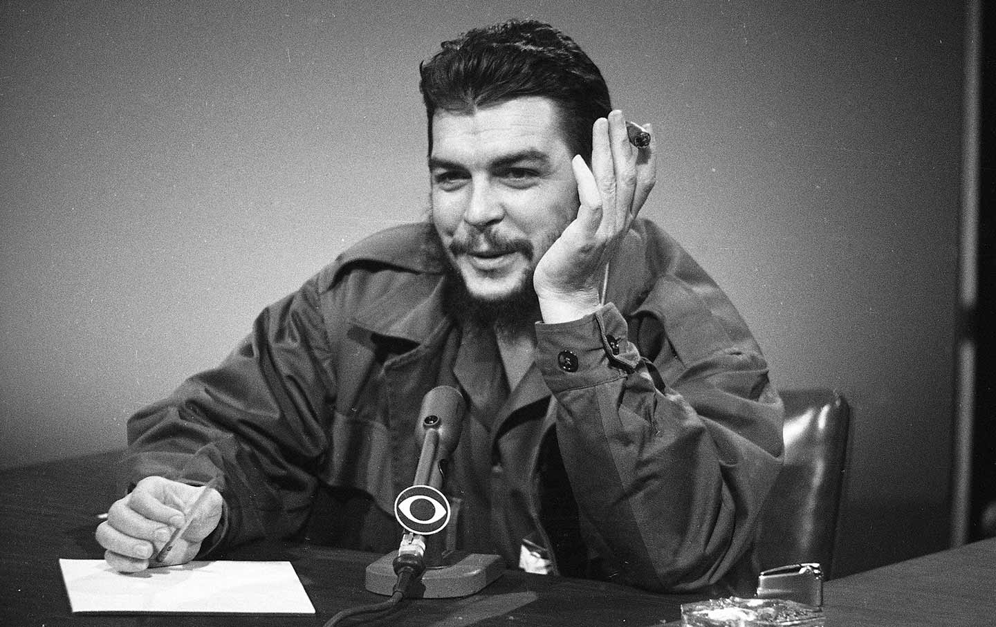 “Che” Guevara scrive a Fidel (“Abbiamo fatto troppi errori…”), al figlio (“Quando sconfiggeremo l’imperialismo faremo una vacanza sulla luna”), agli amici. A Cuba pubblicano le lettere del guerrigliero (che voleva diventare filosofo)