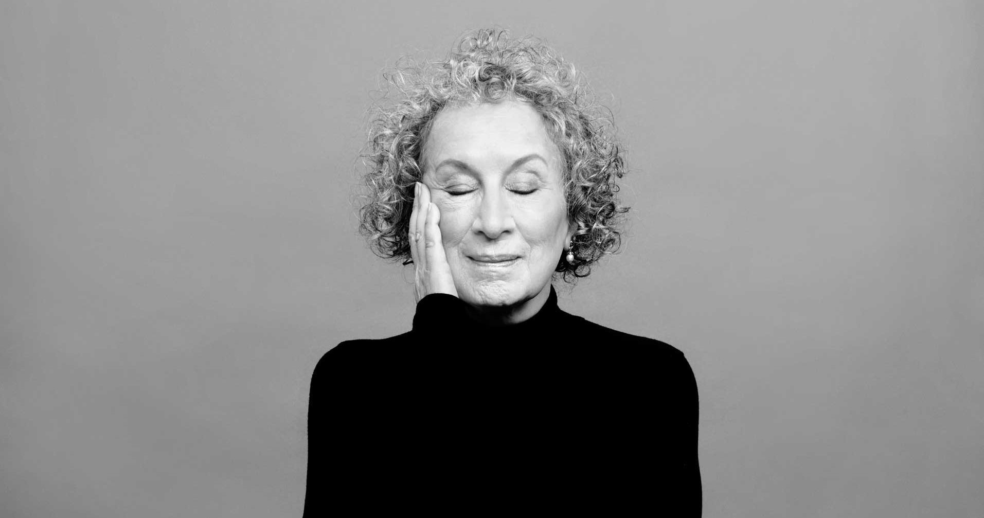 “Vestirsi da ancella come protesta politica? Mi pare una idea brillante…”: intervista a Margaret Atwood