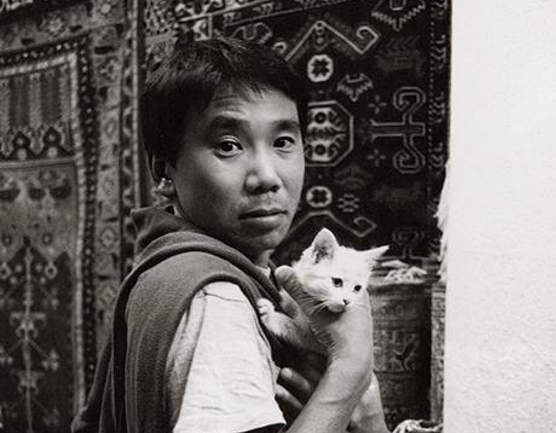 “Una ferita profonda nel suo cuore di bambino”. Murakami Haruki, i gatti, i segreti del padre
