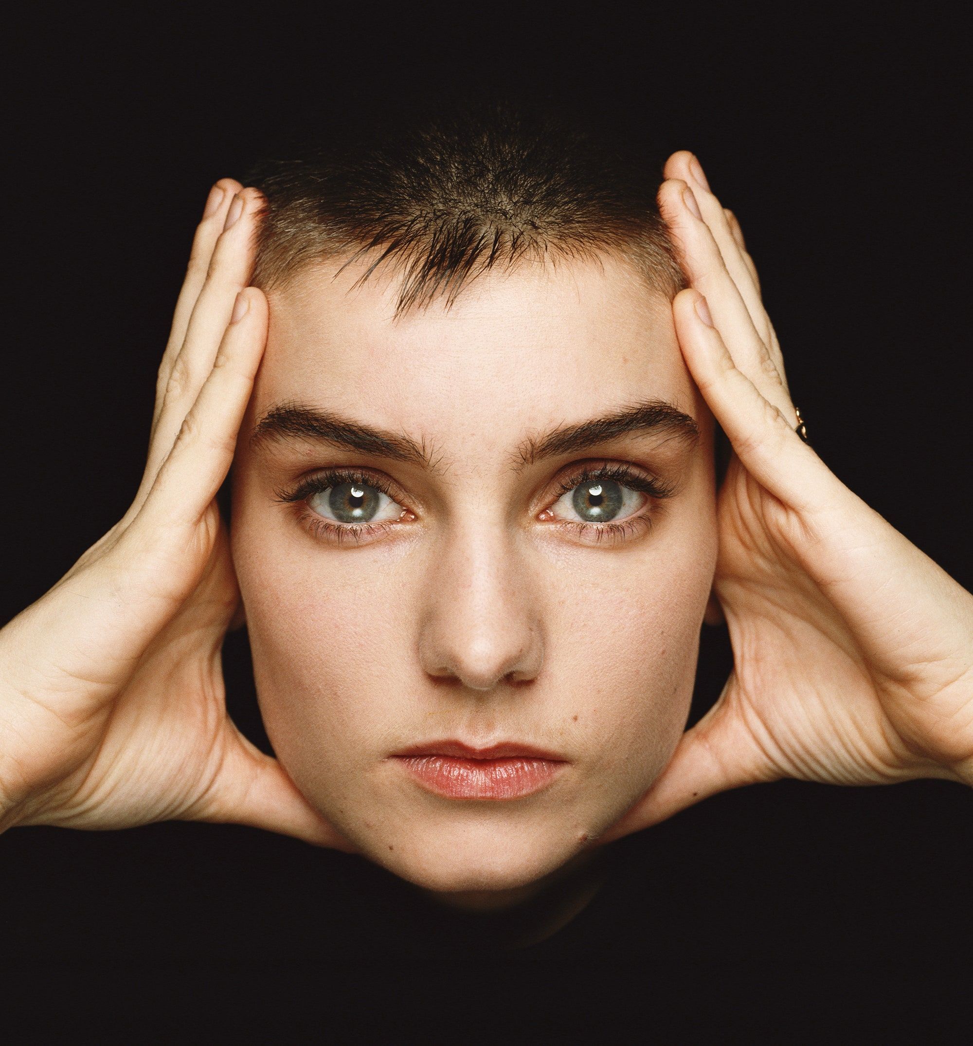 “Sarà una vita costellata di addii”. Sinéad O’Connor, il libro