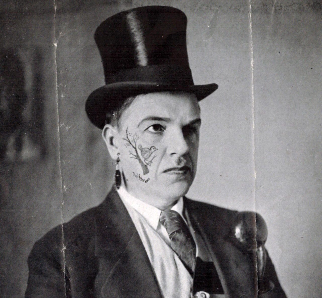I poeti vanno in giro col viso pitturato di nero. (Breve elogio dei futuristi russi)